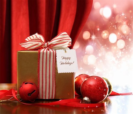 sandralise (artist) - Christmas gift box and ornaments with sparkle lights in background Foto de stock - Super Valor sin royalties y Suscripción, Código: 400-05722860