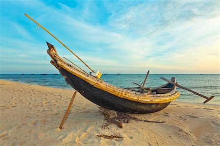 simsearch:400-06695001,k - Old fisherman boat at sunrise time. Hue province. Vietnam Foto de stock - Super Valor sin royalties y Suscripción, Código: 400-05722880