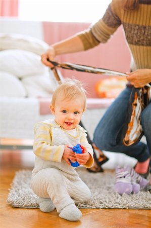 simsearch:400-05692875,k - Lovely baby playing on floor at home Foto de stock - Super Valor sin royalties y Suscripción, Código: 400-05723075