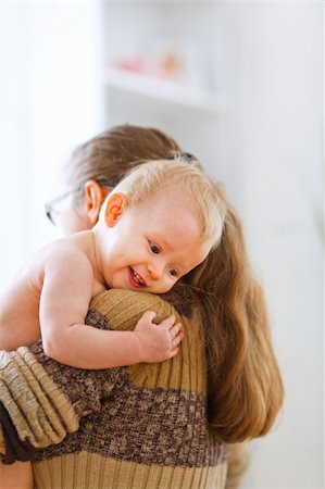 simsearch:400-05899075,k - Little cute baby hanging mama at home Fotografie stock - Microstock e Abbonamento, Codice: 400-05723077