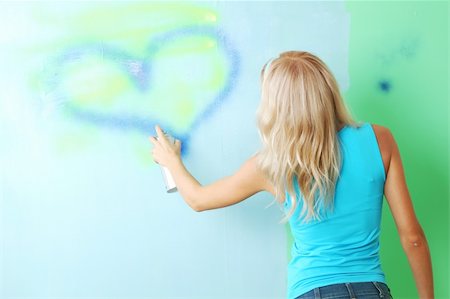 woman paints the wall of balon Foto de stock - Royalty-Free Super Valor e Assinatura, Número: 400-05734226