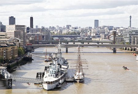 simsearch:400-04500008,k - HMS Belfast is a museum ship, originally a Royal Navy light cruiser, permanently moored in London on the River Thames and operated by the Imperial War Museum. Stockbilder - Microstock & Abonnement, Bildnummer: 400-05734615