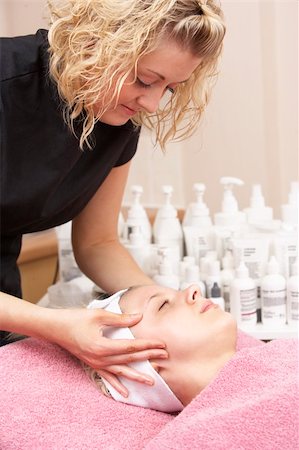 simsearch:400-05686719,k - Female masseuse giving client facial Fotografie stock - Microstock e Abbonamento, Codice: 400-05735074