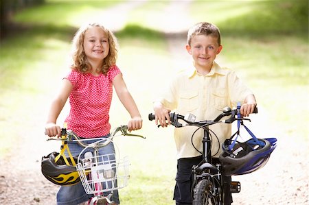 simsearch:400-04402106,k - Children riding bikes in countryside Fotografie stock - Microstock e Abbonamento, Codice: 400-05735165
