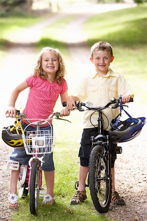 simsearch:400-04402106,k - Children riding bikes in countryside Fotografie stock - Microstock e Abbonamento, Codice: 400-05735166