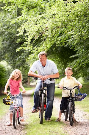 simsearch:400-04402100,k - Father and children riding bikes in countryside Stock Photo - Budget Royalty-Free & Subscription, Code: 400-05735163