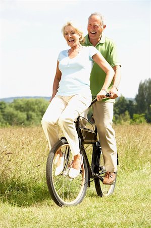 Mature couple riding bike in countryside Foto de stock - Super Valor sin royalties y Suscripción, Código: 400-05735444