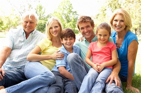 simsearch:400-06097548,k - Extended Group Portrait Of Family Enjoying Day In Park Photographie de stock - Aubaine LD & Abonnement, Code: 400-05736100