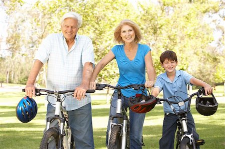 simsearch:400-06420430,k - Grandparents And Grandson On Cycle Ride In Park Foto de stock - Super Valor sin royalties y Suscripción, Código: 400-05736145
