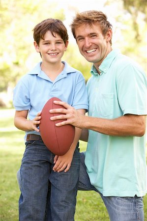 simsearch:400-05736796,k - Father And Son Playing American Football Together Foto de stock - Super Valor sin royalties y Suscripción, Código: 400-05736194
