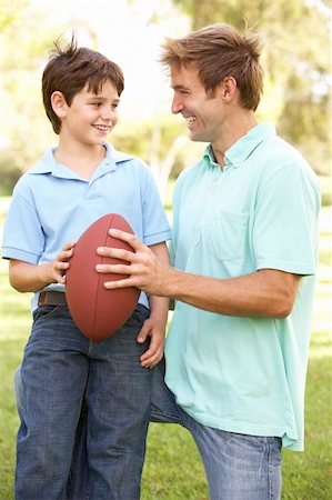 simsearch:400-05736796,k - Father And Son Playing American Football Together Foto de stock - Super Valor sin royalties y Suscripción, Código: 400-05736193