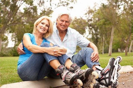 Senior Couple Putting On In Line Skates In Park Foto de stock - Super Valor sin royalties y Suscripción, Código: 400-05736226