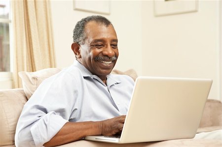 simsearch:400-05736257,k - Senior Man Using Laptop At Home Foto de stock - Royalty-Free Super Valor e Assinatura, Número: 400-05736264