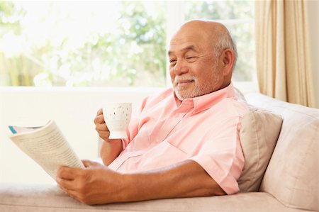 simsearch:400-05736257,k - Senior Man Reading Book With Drink At Home Foto de stock - Royalty-Free Super Valor e Assinatura, Número: 400-05736453