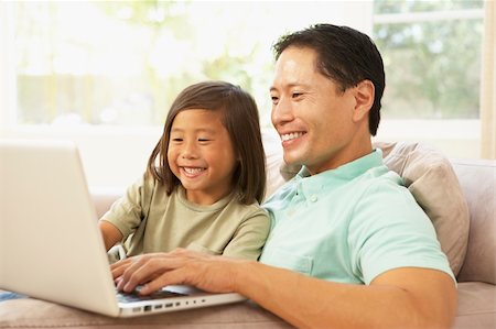 Father And Daughter Using Laptop At Home Foto de stock - Super Valor sin royalties y Suscripción, Código: 400-05736475