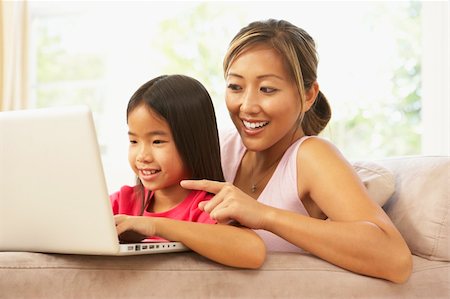 Mother And Daughter Using Laptop At Home Foto de stock - Super Valor sin royalties y Suscripción, Código: 400-05736487