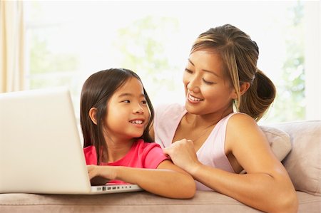 Mother And Daughter Using Laptop At Home Foto de stock - Super Valor sin royalties y Suscripción, Código: 400-05736488