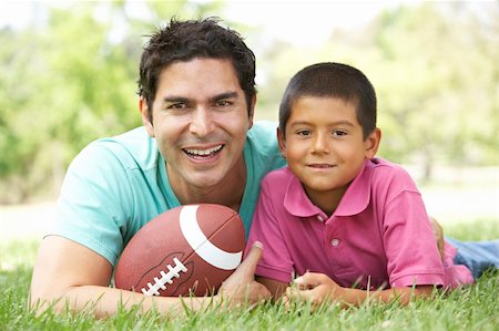 simsearch:400-05736796,k - Father And Son In Park With American Football Foto de stock - Super Valor sin royalties y Suscripción, Código: 400-05736793