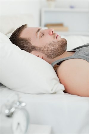simsearch:400-05729350,k - Portrait of a quiet man sleeping in his bedroom Photographie de stock - Aubaine LD & Abonnement, Code: 400-05737252