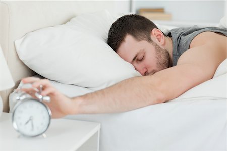 simsearch:400-04335052,k - Sleeping man being awakened by an alarm clock in his bedroom Foto de stock - Super Valor sin royalties y Suscripción, Código: 400-05737267