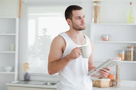 simsearch:400-04335708,k - Dreaming man drinking tea while reading the news in his kitchen Stockbilder - Microstock & Abonnement, Bildnummer: 400-05737590