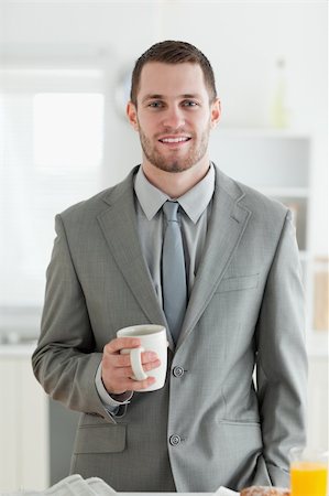 simsearch:400-04335708,k - Portrait of a businessman having breakfast in his kitchen Foto de stock - Super Valor sin royalties y Suscripción, Código: 400-05737609