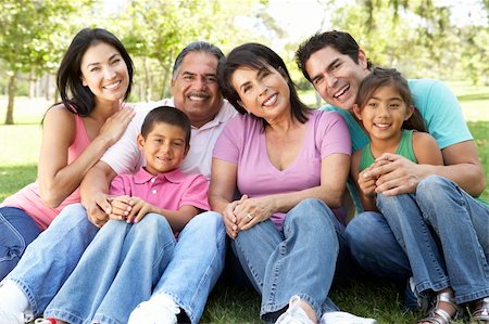 simsearch:400-05737802,k - Portrait Of Extended Family Group In Park Stockbilder - Microstock & Abonnement, Bildnummer: 400-05737797