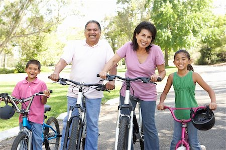 simsearch:400-04402106,k - Grandparents In Park With Grandchildren Riding Bikes Fotografie stock - Microstock e Abbonamento, Codice: 400-05737824