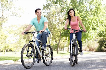 simsearch:400-04402106,k - Young Couple Riding Bike In Park Fotografie stock - Microstock e Abbonamento, Codice: 400-05737834