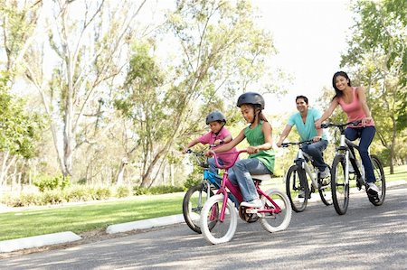 simsearch:400-04402106,k - Young Family Riding Bikes In Park Fotografie stock - Microstock e Abbonamento, Codice: 400-05737835