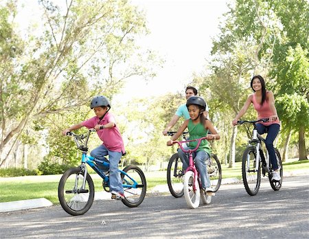 simsearch:400-04402106,k - Young Family Riding Bikes In Park Fotografie stock - Microstock e Abbonamento, Codice: 400-05737836