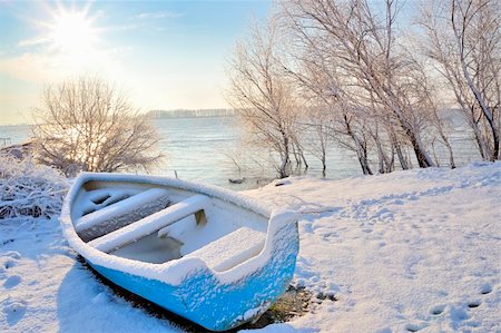 simsearch:400-04628388,k - blue boat on danube river Stockbilder - Microstock & Abonnement, Bildnummer: 400-05737955