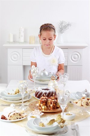 Cute girl setting table for Christmas Photographie de stock - Aubaine LD & Abonnement, Code: 400-05738000