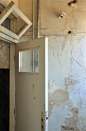 simsearch:400-05352419,k - Door frame and peeling paint wall in abandoned house interior. Photographie de stock - Aubaine LD & Abonnement, Code: 400-05738382