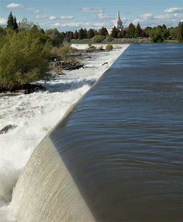 snake river - The waterfall in Idaho Falls is the town landmark with a park on both sides. The sharp diagonal lines from the dam provide nice leading lines to the church in the background. Stockbilder - Microstock & Abonnement, Bildnummer: 400-05739060