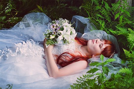 freckled shoulders images - Redhead bride lying on the green grass Photographie de stock - Aubaine LD & Abonnement, Code: 400-05739117