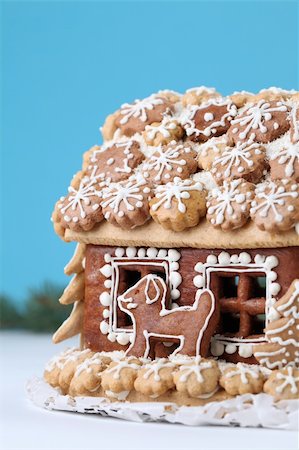 Christmas gingerbread house on blue background. Shallow dof Fotografie stock - Microstock e Abbonamento, Codice: 400-05739121