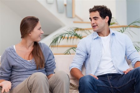 Couple having a discussion in their living room Foto de stock - Super Valor sin royalties y Suscripción, Código: 400-05739942
