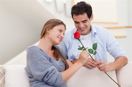 simsearch:400-04151970,k - Man offering a rose to his wife in their living room Fotografie stock - Microstock e Abbonamento, Codice: 400-05739985