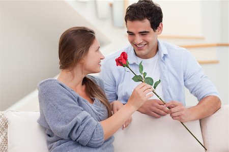 simsearch:400-04151970,k - Man offering a rose to his girlfriend in their living room Fotografie stock - Microstock e Abbonamento, Codice: 400-05739986