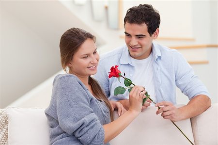 simsearch:400-04151970,k - Man offering a rose to his fiance in their living room Fotografie stock - Microstock e Abbonamento, Codice: 400-05739987