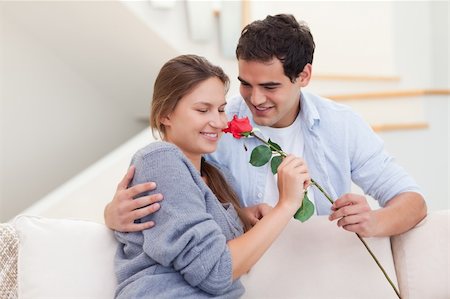 simsearch:400-04151970,k - Young man offering a rose to his fiance in their living room Fotografie stock - Microstock e Abbonamento, Codice: 400-05739988