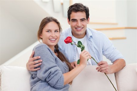 simsearch:400-04151970,k - Young man offering a rose to his wife in their living room Fotografie stock - Microstock e Abbonamento, Codice: 400-05739989