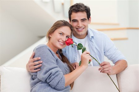 simsearch:400-04151970,k - Young man offering a rose to his girlfriend in their living room Fotografie stock - Microstock e Abbonamento, Codice: 400-05739990