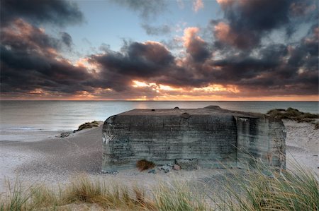 second beach - German bunker at a coast in Denmark one morning with nice clouds Photographie de stock - Aubaine LD & Abonnement, Code: 400-05730095