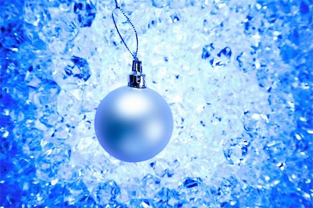 simsearch:400-05382600,k - christmas silver bauble on blue winter ice background Stockbilder - Microstock & Abonnement, Bildnummer: 400-05730414