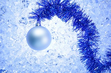 simsearch:400-05382600,k - christmas silver bauble on blue winter ice background Stockbilder - Microstock & Abonnement, Bildnummer: 400-05730415