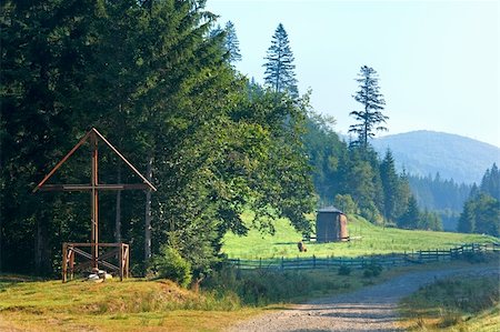 simsearch:400-05736885,k - Wooden Cross , haystack and cow on misty morning mountain valley (Carpathian, Ukraine) Foto de stock - Super Valor sin royalties y Suscripción, Código: 400-05730615