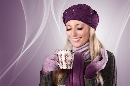 pretty young woman with hat, scarf and gloves ready for a cold winter and keeping a hot cup of tea Foto de stock - Super Valor sin royalties y Suscripción, Código: 400-05730674