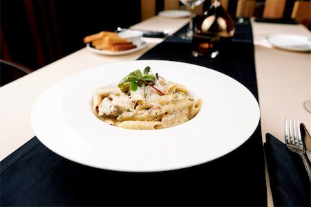 simsearch:400-05320190,k - Penne pasta with chicken and mushrooms in Boletus sauce Foto de stock - Super Valor sin royalties y Suscripción, Código: 400-05731293